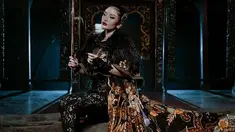 Siti Badriah mengungkapkan jika dirinya baru saja menjalani operasi pengangkatan tumor kelenjar getah bening yang ada di ketiak kanan. Ibu satu anak ini mengaku jika awalnya ia mengira benjolan tersebut hanya jerawat biasa. (Liputan6.com/IG/@sitibadriahh)