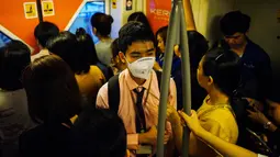 Seorang guru tunanetra, Damkerng Mungthanya menaiki skytrain di Bangkok, Thailand, 12 Februari 2019. Damkerng setiap hari berdesak-desakan di comuter untuk mencapai tempat kerjanya.  (REUTERS/Athit Perawongmetha)