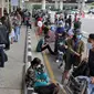 Suasana saat calon penumpang mengntre untuk rapid test antigen di Terminal 2 Bandara Soekarno-Hatta, Tangerang, Banten, Selasa (22/12/2020). Layanan rapid test antigen dibanderol dengan harga Rp 200 ribu. (merdeka.com/Arie Basuki)