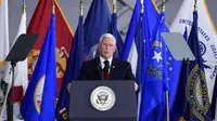 Wakil Presiden Amerika Serikat Mike Pence memberikan pidato singkat dalam upacara pnyambutan sisa jenazah prajurit yang gugur di Perang Korea (AP/Susah Walsh)
