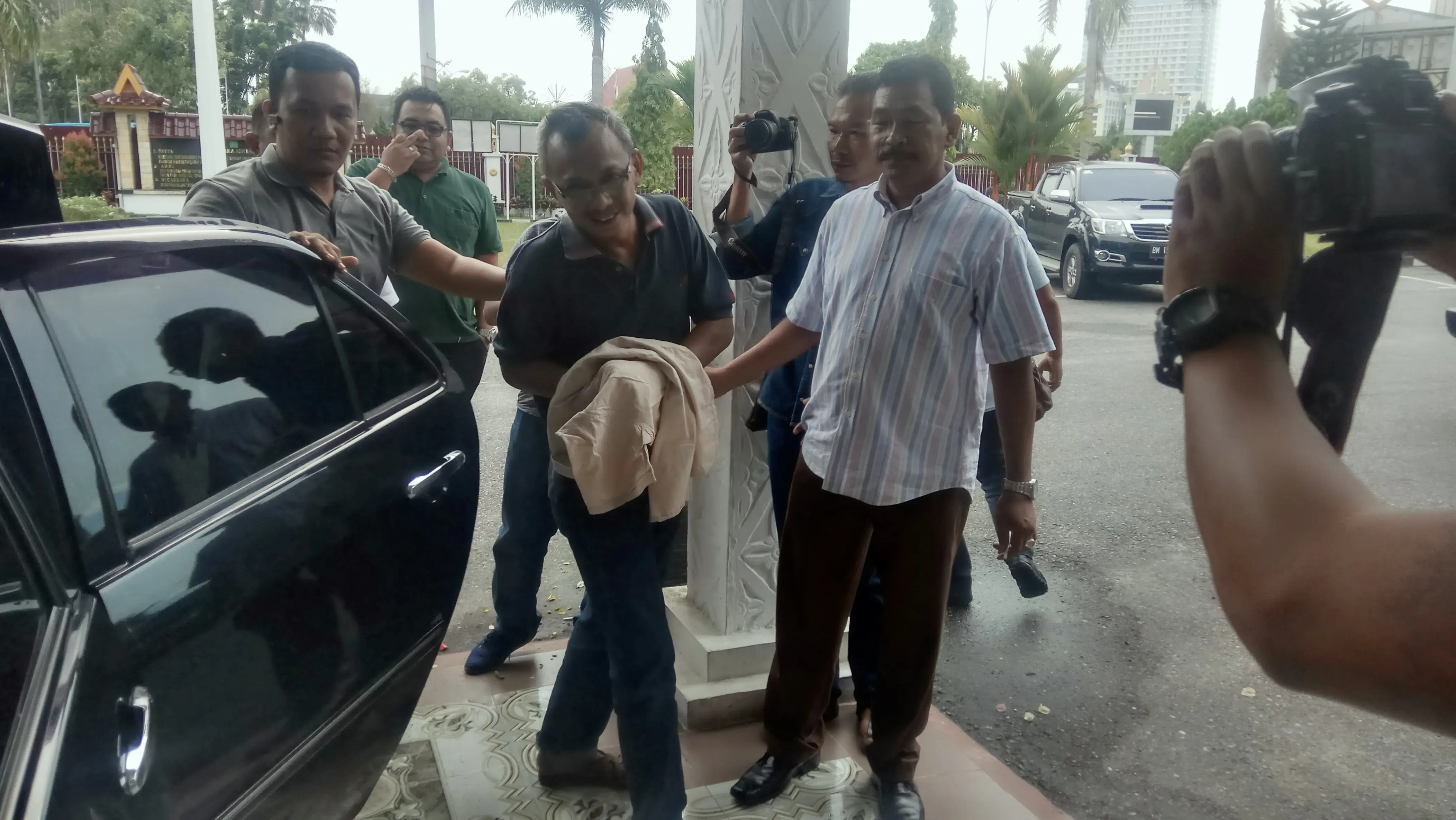 Penjual kopi yang ditangkap Kejaksaan Tinggi Riau itu sudah dinyatakan buron sejak November 2017 setelah namanya disebut di persidangan kasus korupsi. (Liputan6.com/M Syukur)