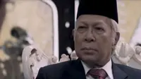 Amoroso Katamsi saat berperan sebagai Soeharto di film G30S/PKI. (YouTube)