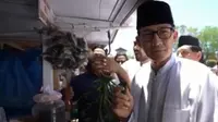 Sandiaga Uno saat mencicipi Ranup Mameh, jajanan khas Aceh. (dok. Instagram @sandiuno/https://www.instagram.com/p/Bw_w7xiBtg6/Putu Elmira)