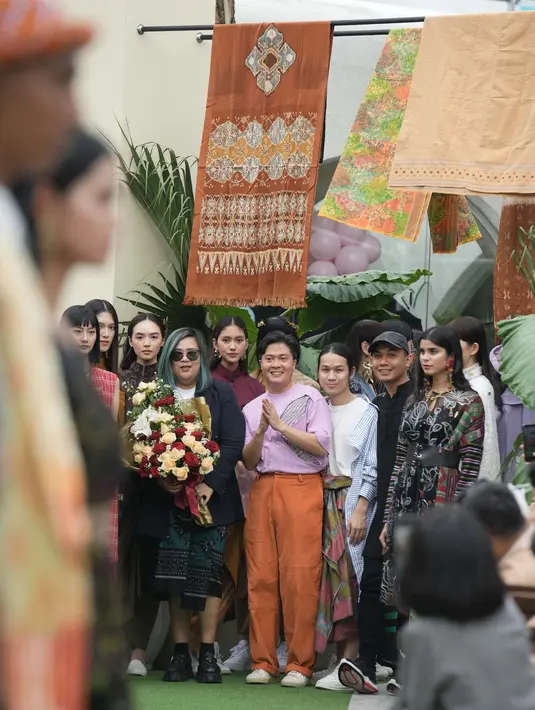 ANTOLOGI merupakan sebuah bunga rampai dari persepsi akan tenun Indonesia yang diwujudkan dalam busana siap pakai dan semi-adibusana. Koleksi pada pagelaran ini dirancang oleh tiga rumah mode ternama Indonesia dengan sisi artistik berbeda: Mel Ahyar, Danjyo Hiyoji dan Eri.