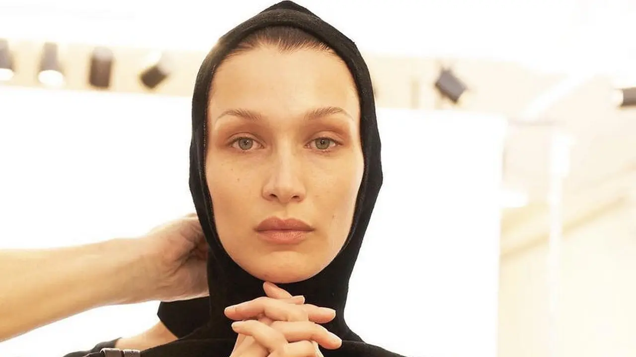 Bella Hadid Tampil Tertutup Mengenakan Tudung Hitam di Hari Pertama Runway New York Fashion Week