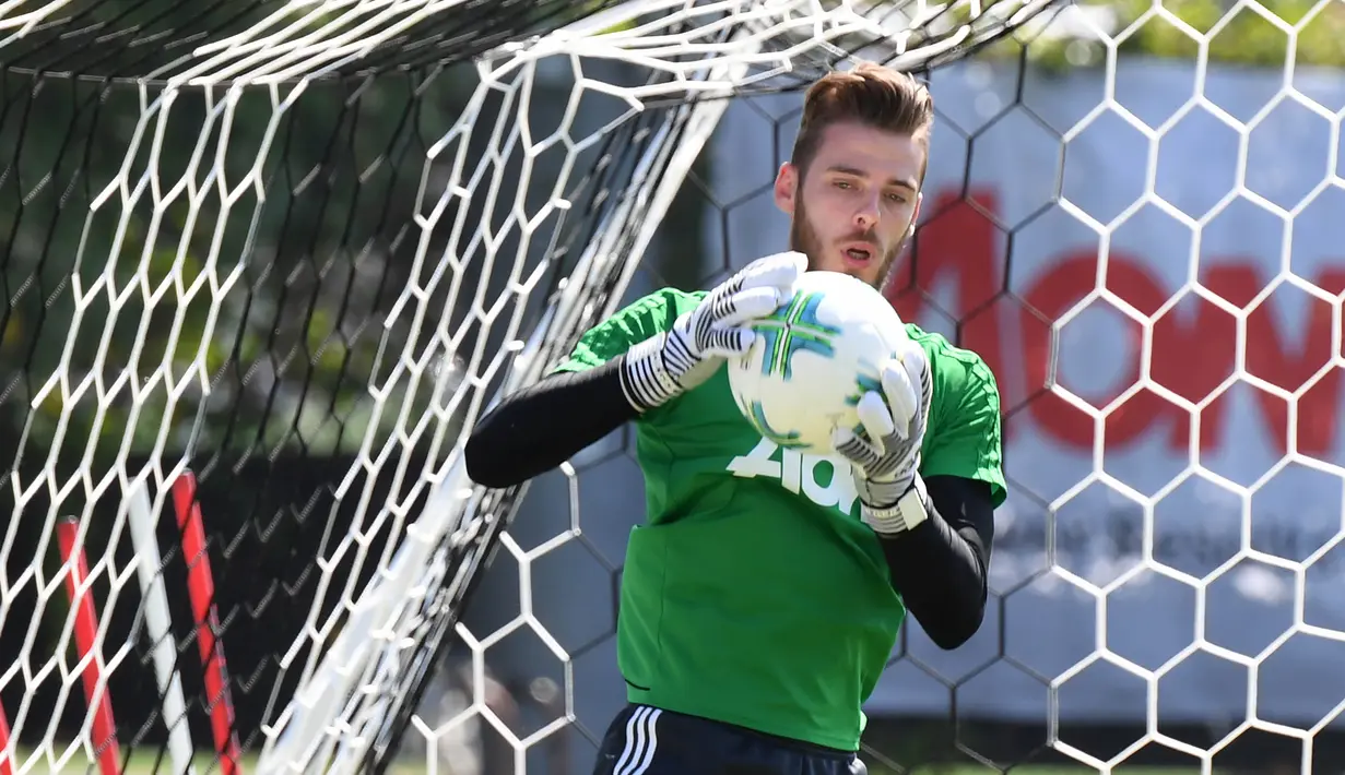 Kiper Manchester United, David de Gea, mengikuti sesi latihan di Universitas California, AS, Jumat (14/7/2017). Skuad Setan Merah akan tampil di turnamen pramusim bertajuk International Champions Cup. (AFP/Robyn Beck)