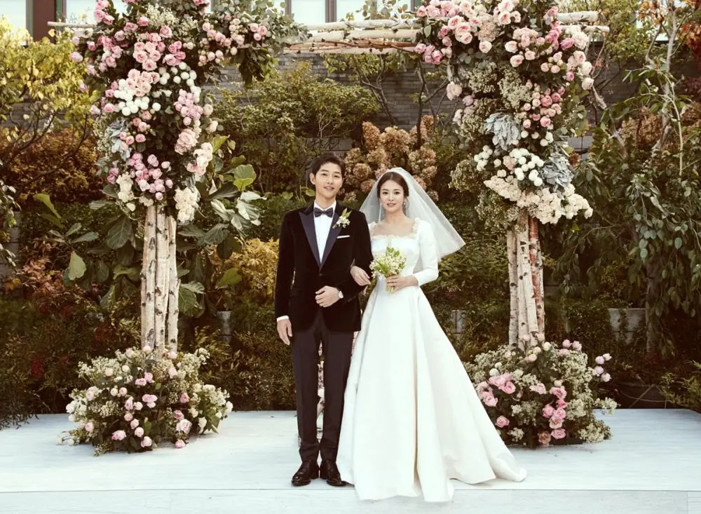 oto romantis pernikahan Song Song Couple. Yoo Ah In dan Hyungsik bikin gemas banget!. (Sumber Foto: Allkpop)