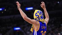 Pebasket Golden State Warriors, Stephen Curry, merayakan tiga poin saat melawan San Antonio Spurs pada laga final NBA Wilayah Barat di San Antonio, Sabtu (20/5/2017). Spurs kalah 108-120 dari Warriors. (AFP/Ronald Martinez)
