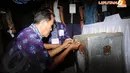 Untuk memastikan keamanan surat suara Petugas KPPS TPS 006 Nagrak Gunung Putri Bogor mengunci kotak suara pemilu legislatif 2014 (Liputan6.com/Helmi Fithriansyah)