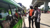 Petugas memeriksa angkot saat PSBB Bogor. (Liputan6.com/Achmad Sudarno)