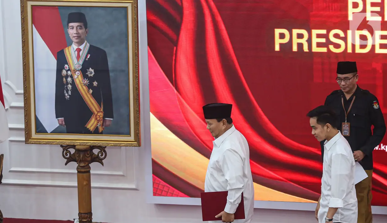 Presiden dan Wakil Presiden terpilih untuk periode 2024-2029, Prabowo Subianto (kiri) bersama Gibran Rakabuming Raka dan Ketua Komisi Pemilihan Umum (KPU) Hasyim Asy'ari (kanan) saat Rapat Pleno Terbuka Penetapan Pasangan Calon Presiden dan Wakil Presiden Terpilih Pemilu Tahun 2024 di Jakarta, Rabu (24/4/2024). (Liputan6.com/Angga Yuniar)