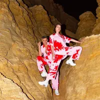 Inspirasi OOTD dan rekomendasi brand terkurasi dengan rilisan koleksi setelan bermotif tie dye, cocok untuk liburan. (Foto: SUKU Home)