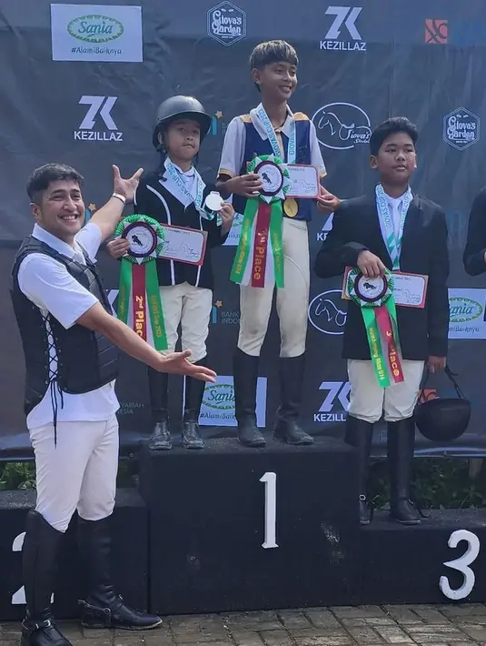 "Sama-sama juara 2 .... Ini jadi medali pertama kamu @djaluhakim ... Ayah bangga..," tulis irfanhakim75 dalam unggahan foto 3 Desember. [Instagram/irfanhakim75]