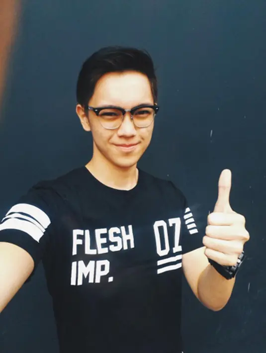 Brandon mengawali karier dibidang musik, ia sempat membuat band ‘Lights On’ pada tahun 2013. (via instagram@brandonsalim/Bintang.com)