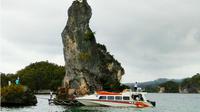 Karang berbentuk pensil raksasa atau disebut sebagai Batu Pensil yang berada di Teluk Kabui, wilayah Raja Ampat, Papua. (KabarPapua.co/Syahriah)