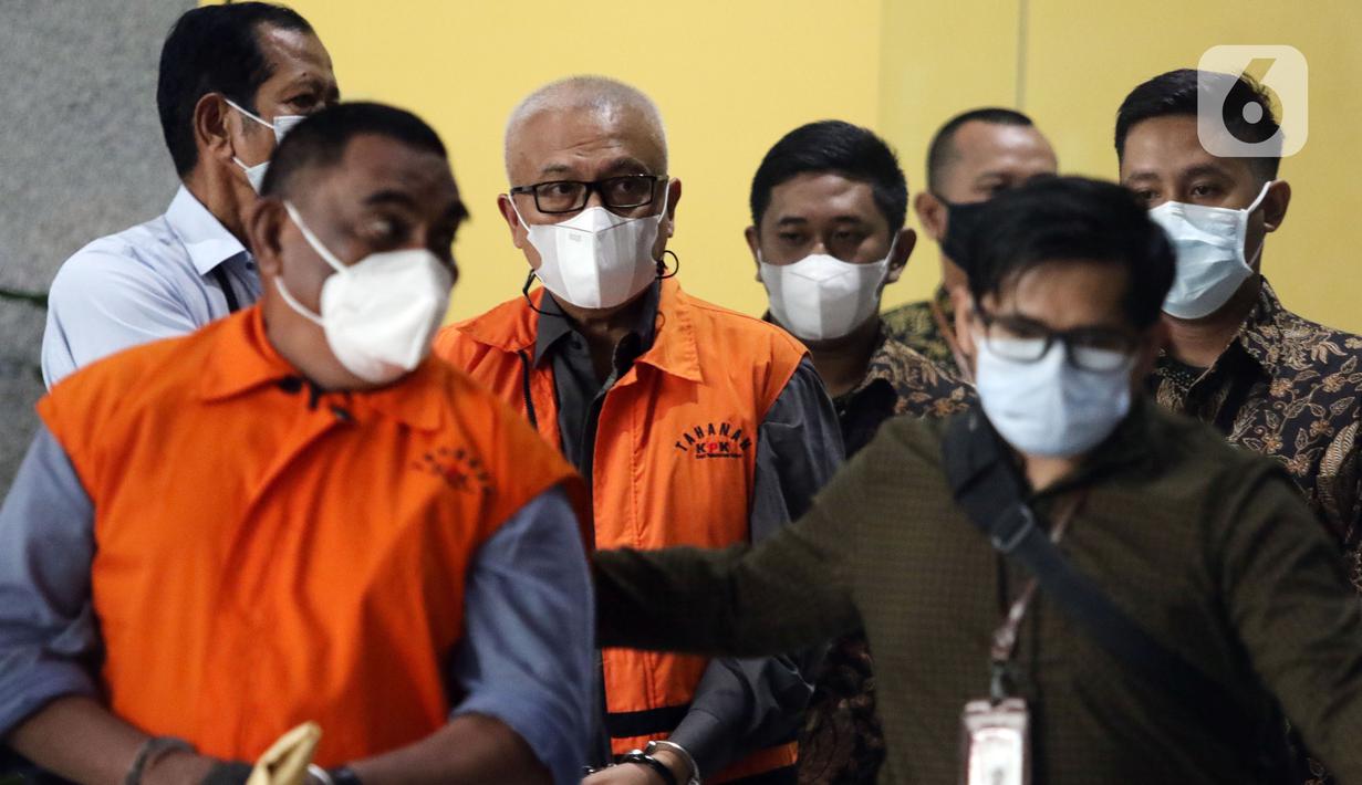 Mantan Bupati Buru Selatan, Tagop Sudarsono Soulisa (tengah) jelang rilis penahanan di Gedung KPK, Jakarta, Rabu (26/1/2022). Tagop S S ditetapkan sebagai tersangka suap, gratifikasi, dan TPPU terkait pengadaan barang jasa di Kab Buru Selatan tahun 2011-2016. (Liputan6.com/Helmi Fithriansyah)