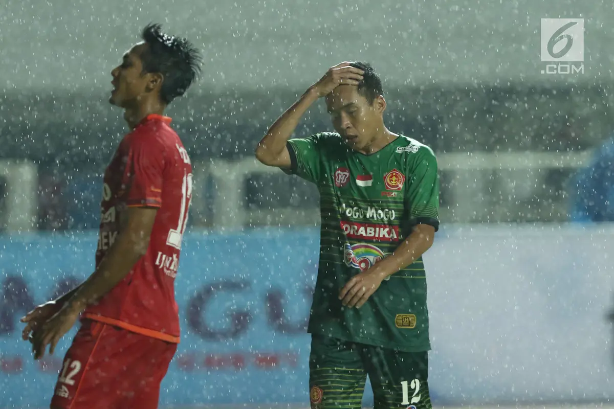 Pemain PS TNI, Erwin Ramdani (kanan) jadi pahlawan kemenangan tim atas Semen Padang. PS TNI unggul di Stadion Pakansari, Bogor, Minggu (30/7/2017).