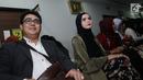 Rosmanizar bersiap menjalani sidang cerai perdana di Pengadilan Agama Jakarta Timur, Kamis (16/8). Rosmanizar menghadiri sidang cerai perdana tanpa kehadiran Enji dengan agenda mediasi. (Liputan6.com/Herman Zakharia)