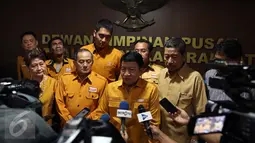 Pelaksana harian Ketua Umum DPP Partai Hanura Chaeruddin Ismail menjawab pertanyaan wartawan usai menggelar konferensi pers di kantor DPP Partai Hanura, Jakarta, Kamis (10/11). (Liputan6.com/Johan Tallo)