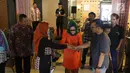 Panitia pernikahan Putri Presiden Joko Widodo, Kahiyang Ayu dan Bobby Nasution sedang melakukan tradisi pecah kendi saat geladi resik di Graha Saba, Solo, Senin (6/11). (Liputan6.com/Angga Yuniar)