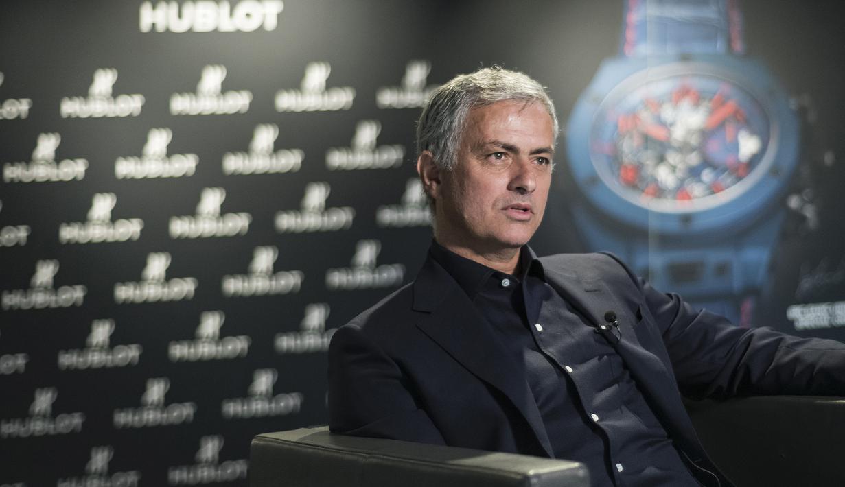 Menjadi pengangguran Jose Mourinho kerap aktif sebagai bintang iklan ataupun menjadi komentator sepak bola, pesonanya di luar lapangan tak pernah luntur. (AFP/Sebastien Bozon)