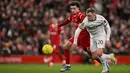 Pemain Liverpool, Curtis Jones (kiri) berebut bola dengan pemain West Ham United,Jarrod Bowen pada laga perempat final Carabao Cup 2023/2024 di Anfield, Liverpool, Inggris, Kamis (21/12/2023) dini hari WIB. (AFP/Oli Scarff)