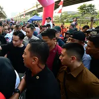 Gibran Kejutkan Warga Kalimalang, Nonton Panjat Pinang hingga Beri Hadiah