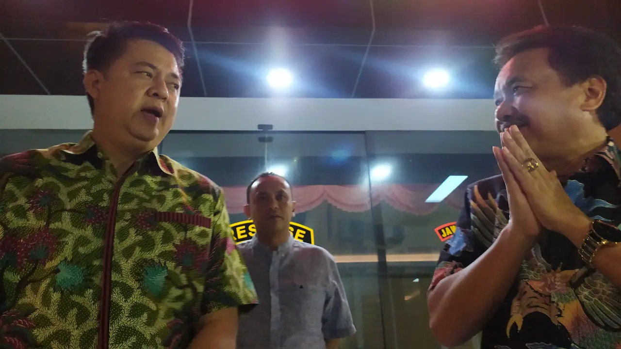 Kepala Kantor Wilayah (Kakanwil) Badan Pertanahan Nasional (BPN) Provinsi Jawa Timur, Jonahar (Kanan) usai pemeriksaan soal Grha Wismilak di Polda Jatim. (Dian Kurniawan/Liputan6.com) 
