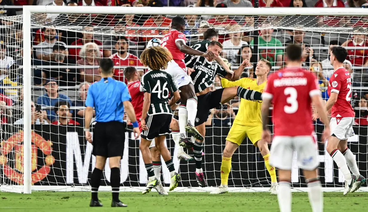 Manchester United menelan kekalahan saat melawan Wrexham dalam laga ujicoba. Setan Merah dihajar dengan skor akhir 1-3. (Patrick T. Fallon/AFP)
