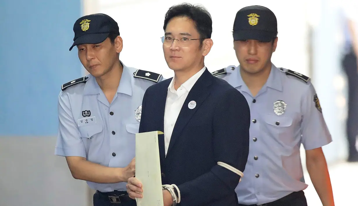 Ekspresi Lee Jae-yong usai menjalani vonis di pengadilan di Seoul, Korea Selatan, (25/8). Lee ditahan terkait tuduhan korupsi, mulai dari penyuapan, penggelapan, hingga penyembunyian aset di luar negeri. (Chung Sung-Jun/Pool Photo via AP)
