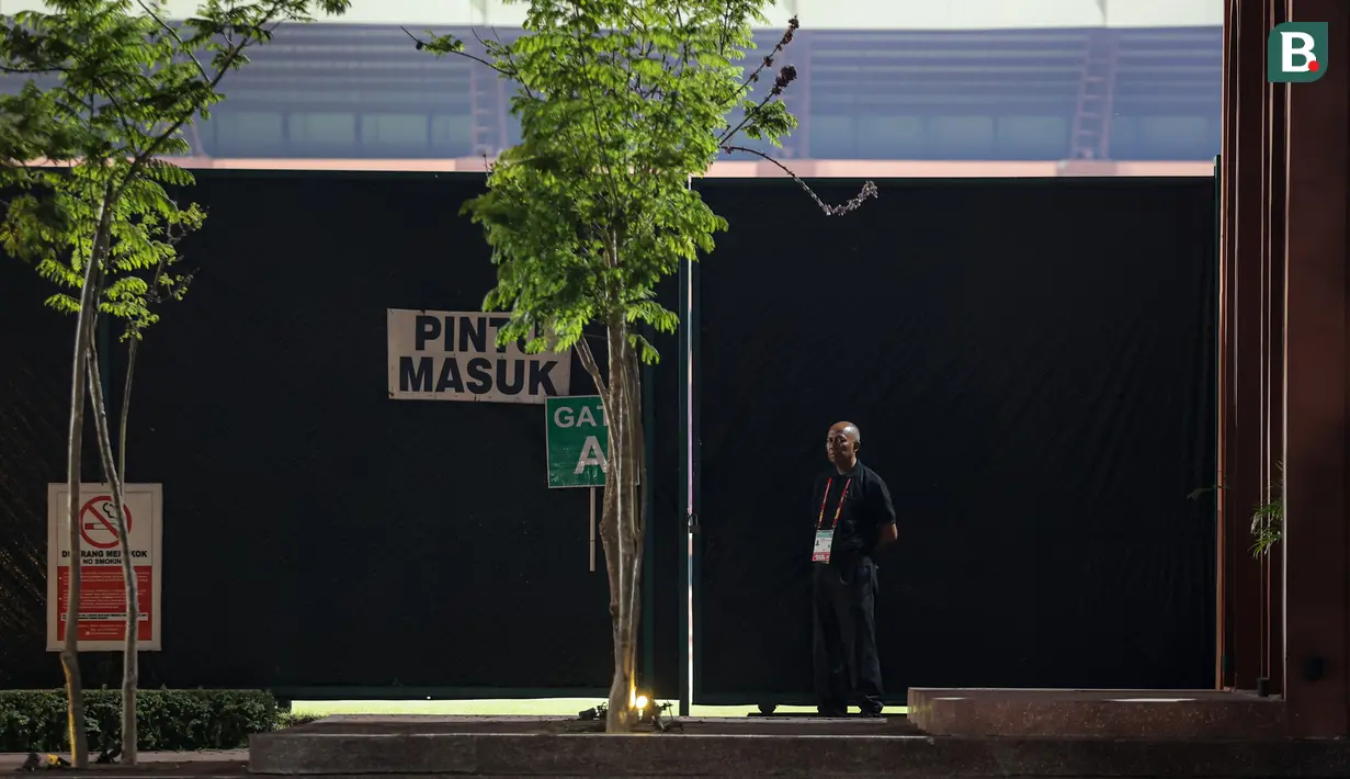 Petugas keamanan berjaga di pintu masuk lapangan Tot Heil Onzer Ribbenkast (THOR) saat Timnas Indonesia U-17 menjalani latihan tertutup, Rabu (8/11/2023). Lapangan THOR yang awalnya terbuka karena dipergunakan masyarakat umum kini ditutup oleh kain hitam. Itu dilakukan seperti di beberapa lapangan latih lain yang digunakan oleh peserta Piala Dunia U-17 2023. (Bola.com/Bagaskara Lazuardi)
