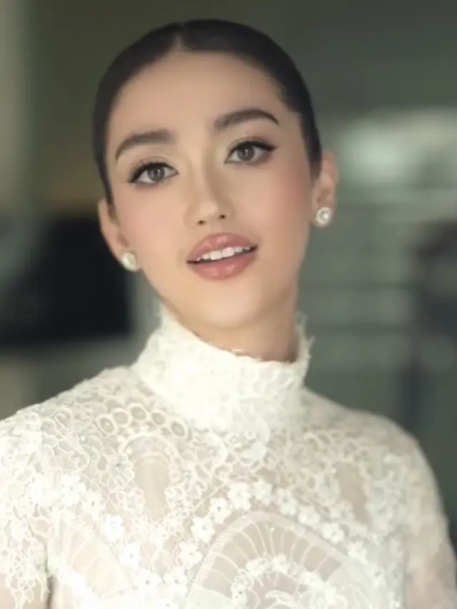 Ranty Maria saat Resmi Menikah dengan Rayn Wijaya kenakan gaun putih. [@andychunmakeup]