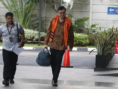 Mantan Direktur Operasional Lippo Group Billy Sindoro dikawal petugas saat tiba di gedung KPK, Jakarta, Kamis (13/12). Billy Sindoro kembali diperiksa KPK terkait kasus suap perizinan proyek Meikarta. (Liputan6.com/Herman Zakharia)