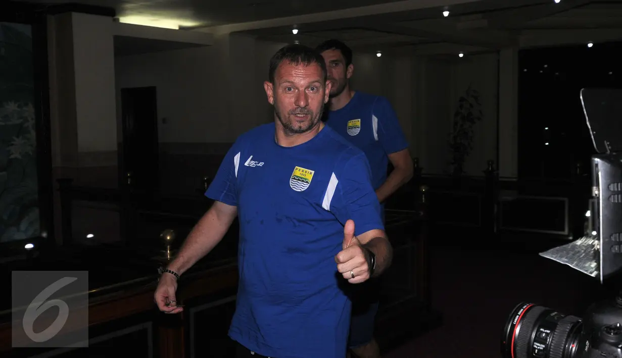 Pelatih Persib, Dejan Antonic menyapa para penggemar usai makan malam di hotel Tyara Plaza, Ciamis. Sabtu (9/4/2016). Persib akan melakoni laga segitiga melawan PSGC Ciamis, Minggu (10/4). (Liputan6.com/Helmi Fithriansyah)