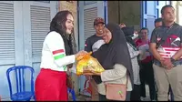 Istri Ketua Partai Kebangkitan Nusantara PKN di Kendari punya aksi unik untuk berbagi kebaikan menjelang bulan ramadan, dia berbagi sembako dan hambur duit di pasar.