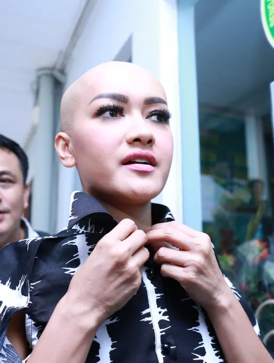 Ketidakhadiran pemain bola asal Argentina itu membuat salah satu sutradara film Gila Jiwa makin sewot. (Adrian Putra/Bintang.com)