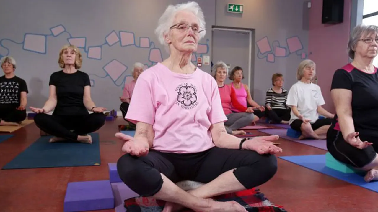 Usia 100 Tahun, Nenek Ini Tetap Pawai Lakukan Yoga