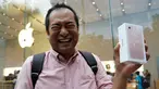 Sho Inoue menunjukkan iPhone 7 usai membeli di Apple Store di Tokyo, Jepang, Jumat (16/9). Pembeli iPhone7 hari ini menjadi bagian dari pembeli pertama di seluruh dunia. (REUTERS / Issei Kato)