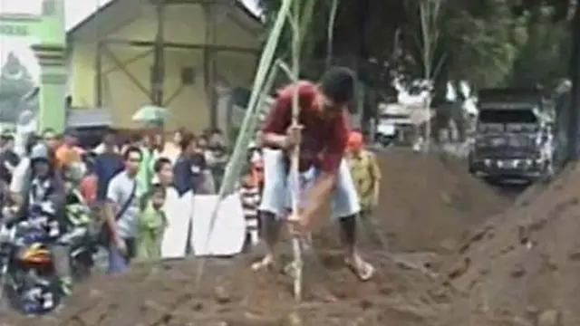 Geram Jalanan Desa Rusak, Ratusan Warga Blokir Truk Masuk