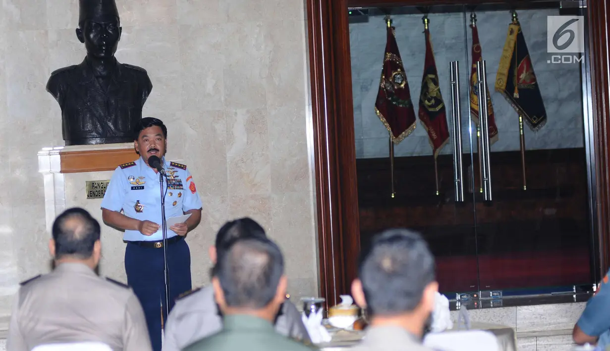 Panglima TNI, Marsekal Hadi Tjahjanto memberi sambutan saat menerima Kapolri, Jenderal Pol Tito Karnavian di Mabes TNI, Jakarta, Senin (11/12). Pertemuan bertujuan meningkatkan soliditas TNI-Polri dalam menjaga keamanan. (Liputan6.com/Helmi Fithriansyah)