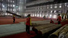 Petugas memasang karpet di ruang utama Masjid Istiqlal, Jakarta, Sabtu (4/10/14). (Liputan6.com/Faizal Fanani)