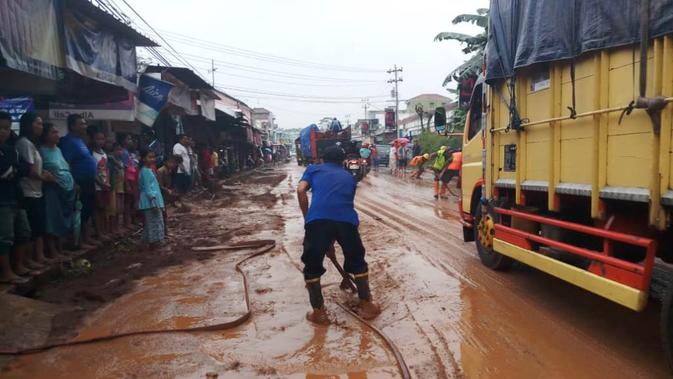 Pembersihan banjir lumpur di JLS Jawa Tengah titik Cimanggu, Cilacap dilakukan hingga berjam-jam. (Foto: Liputan6.com/BPBD CLP/Muhamad Ridlo)