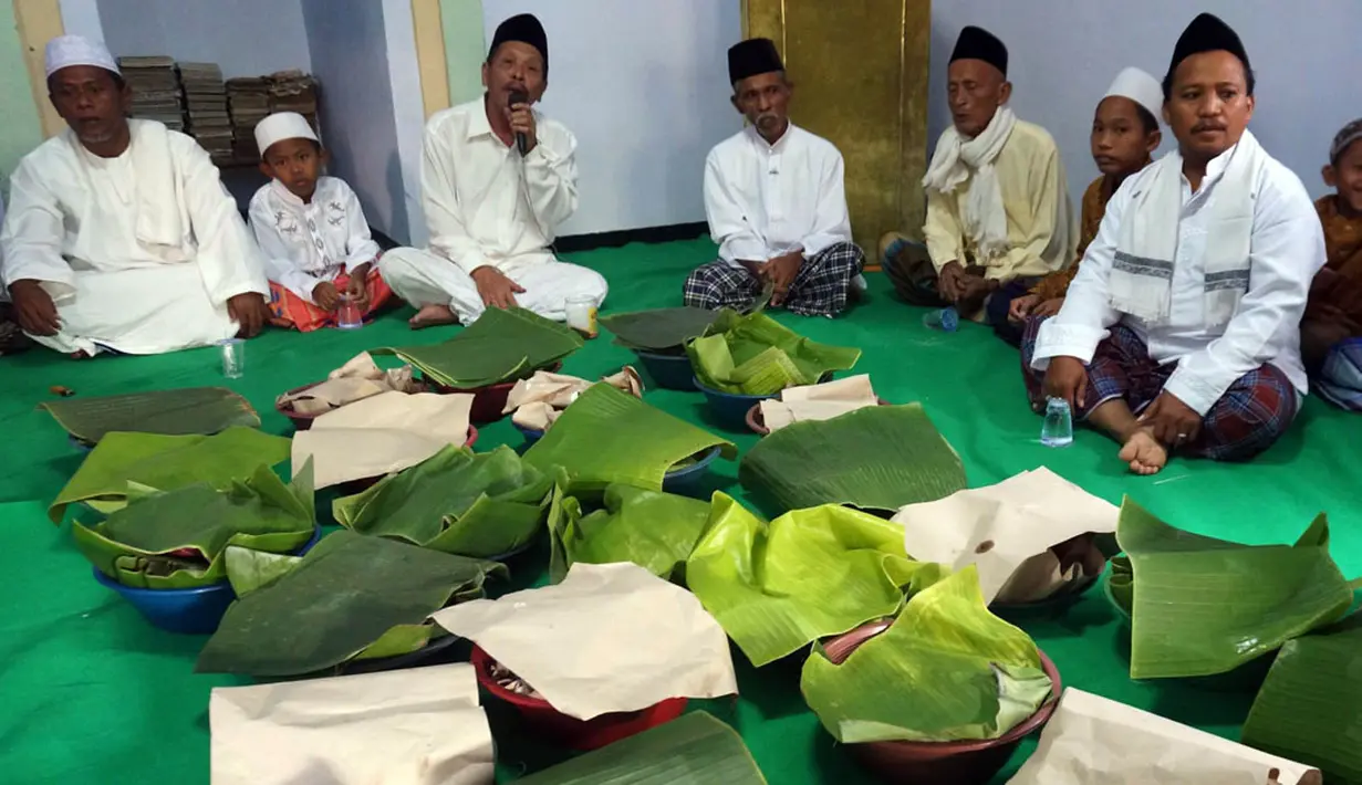 Sejumlah jamaah Aboge (Alif Rebo Wage) berdoa sebelum menyantap makanan seusai shalat Idul Fitri di Desa Leces, Kecamatan Leces, Probolinggo, Jatim, (30/7/2014). (ANTARA FOTO/Adhitya Hendra)