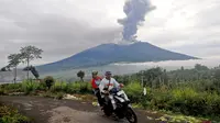 Gunung berapi ini memuntahkan kolom abu tebal setinggi 3.000 meter (9.800 kaki) ke langit saat erupsi pada Minggu (3/12/2023). (AP Photo/Ardhy Fernando)