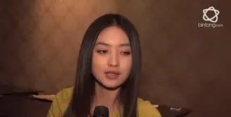 Gadis berumur 18 tahun ini, Natasha Wilona membagikan pengalaman cintanya untuk bintang.com, penasaran? Silahkan Play videonya di atas ya..