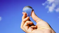 Oohoo Water Bomb adalah pengganti botol plastik yang dapat dimakkan.