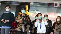 Sejumlah karyawan menggunakan masker saat keluar dari gedung kantor Bank BRI, Jakarta, Kamis (23/1/2020). BRI menyatakan telah melakukan pengendalian risiko keselamatan bagi pekerja BRI dengan memberikan masker untuk seluruh pekerja Kantor Pusat Bank BRI. (Liputan6.com/Herman Zakharia)