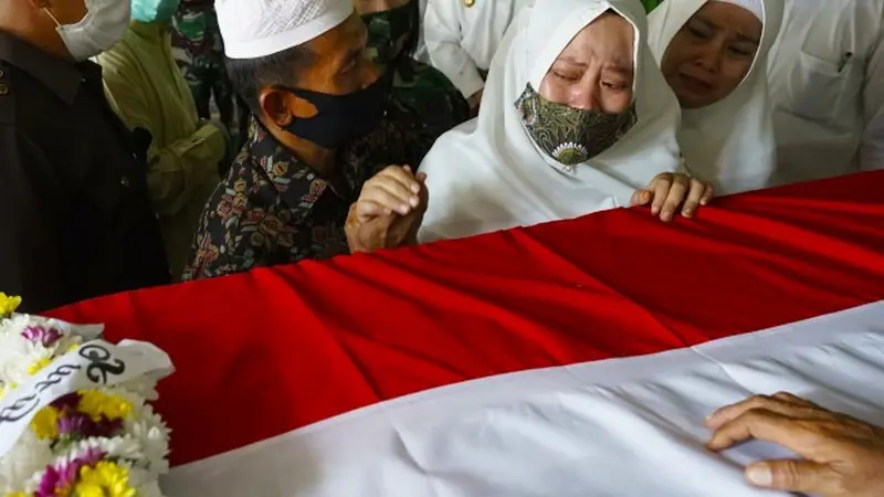 Tangisan istri Pelda Anumerta Rama Wahyudi, Anita, di dekat peti jenazah prajurit TNI gugur di Kongo itu.