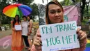 Puluhan transgender menggelar peringatan Transgender Day of Remembrance di Taman Suropati, Jakarta, Minggu (22/11). Kegiatan ini untuk mengenang transgender yang terbunuh akibat kebencian terhadap orang-orang transgender. (Liputan6.com/Gempur M Surya)