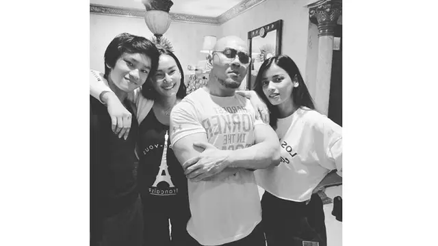 6 Momen Kedekatan Azka Corbuzier dengan Kalina Ocktaranny, Selalu Kompak